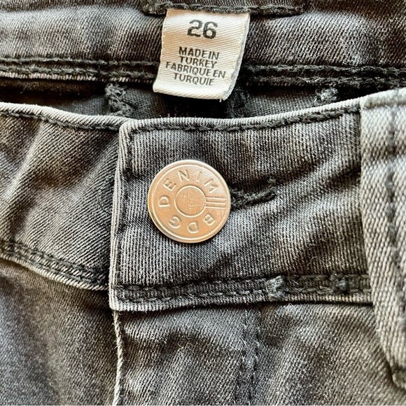 *RARE* BDG Women's High-Rise Two-Tiered Ruffle Flare Crop Jeans in Black Size 26 - Picture 8 of 10